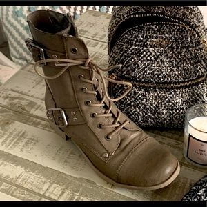 Size 9.5 Gray Guess Army boots Great for winter!